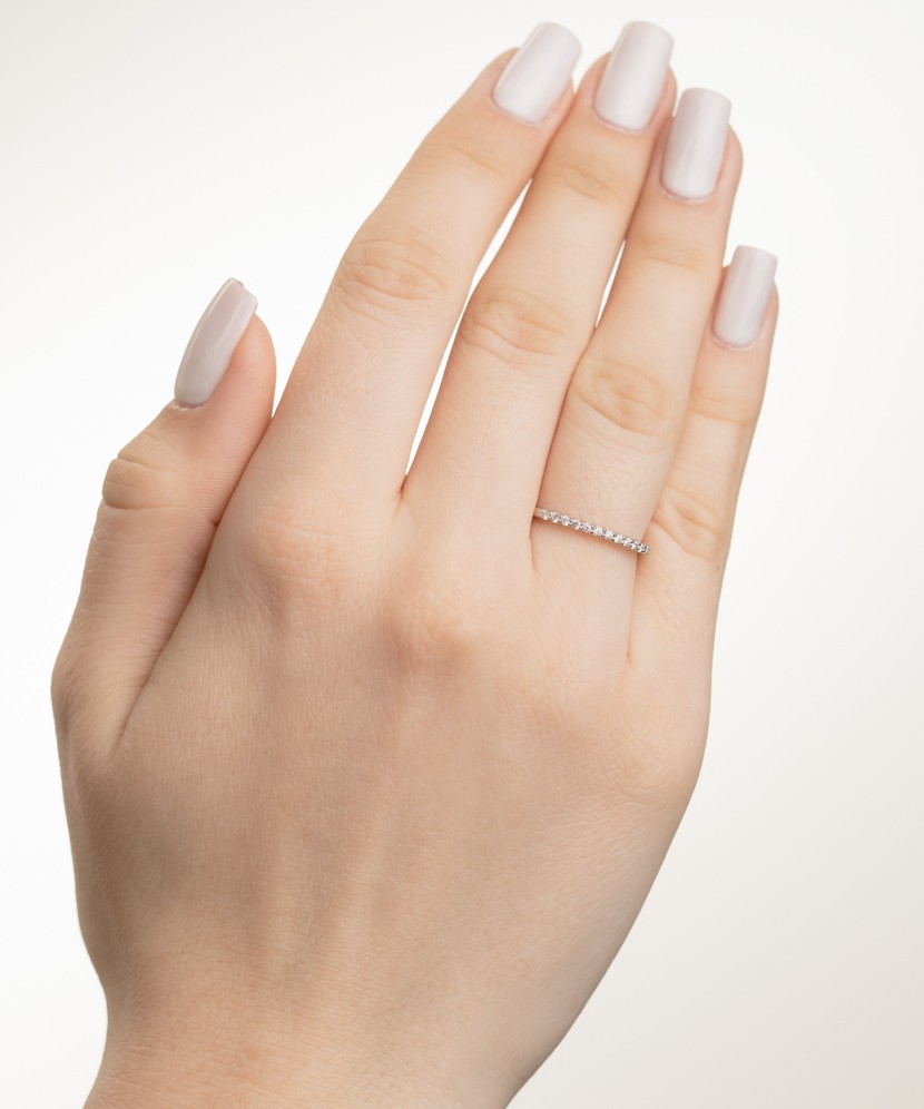 Valgest kullast sõrmus briljantidega