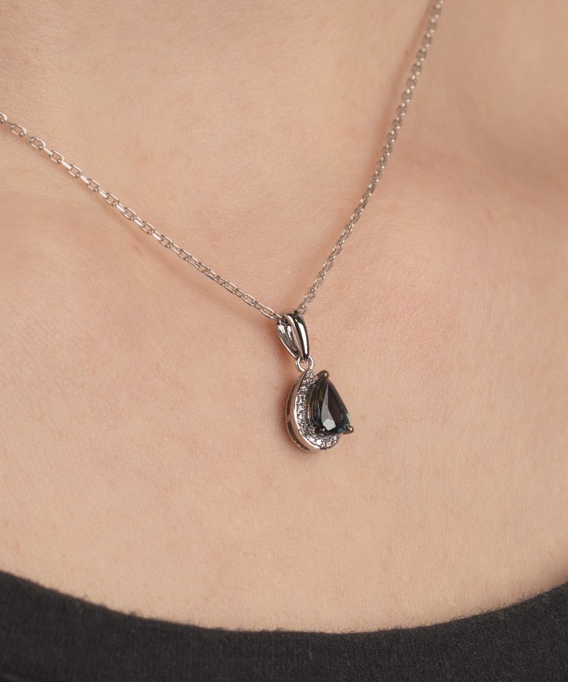 Valgest kullast ripats teemantide ja safiiridega