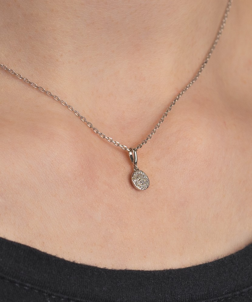 Valgest kullast ripats briljantidega