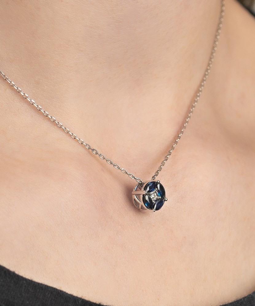 Valgest kullast ripats teemantide ja safiiridega