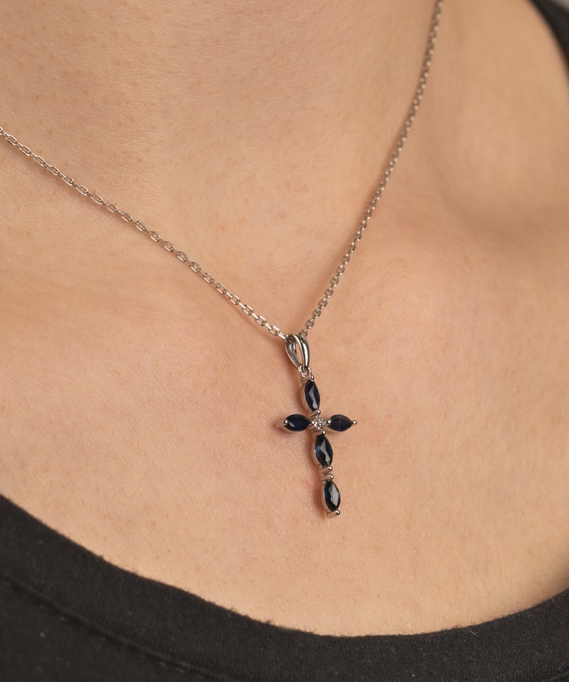 Valgest kullast ripats teemantide ja safiiridega "Cross"