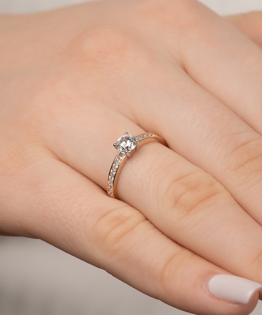 Kuldsõrmus tsirkoonidega Goldinga I19-I12SZR200232-WR-FCZ