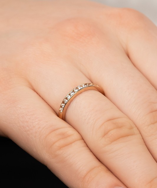 Kuldsõrmus tsirkoonidega