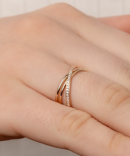 Kuldsõrmus tsirkoonidega