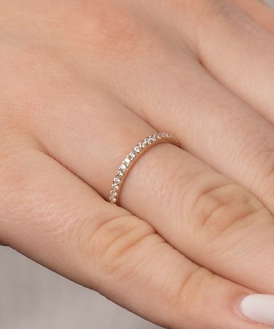 Kuldsõrmus tsirkoonidega