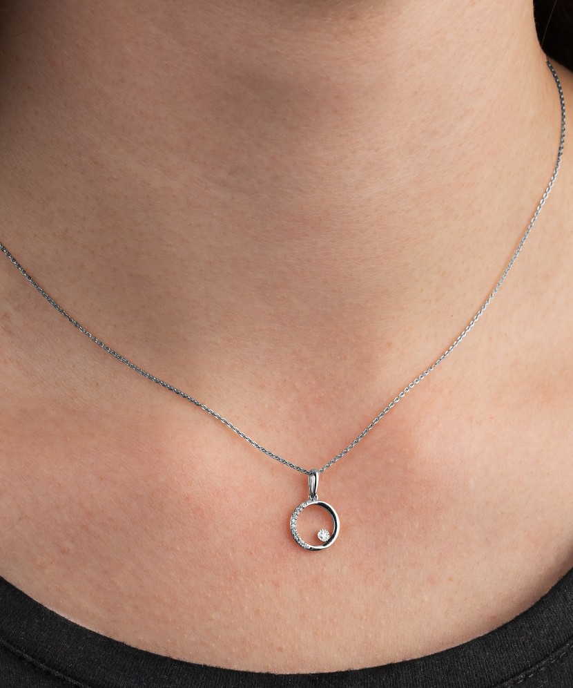 Valgest kullast ripats briljantidega