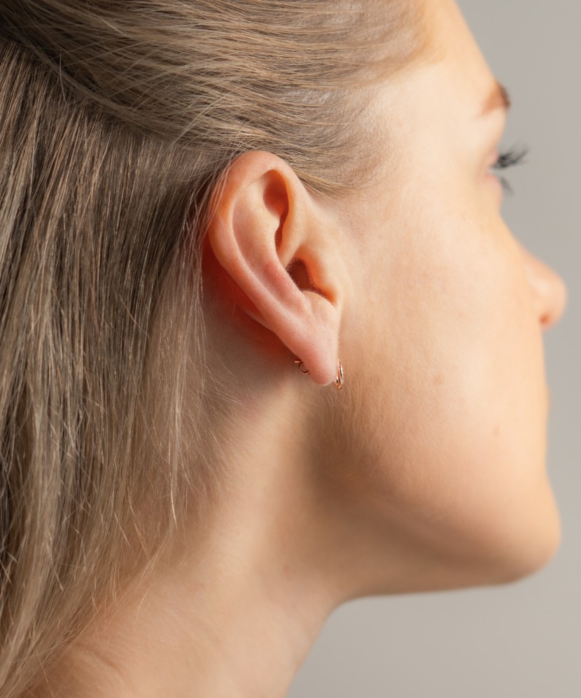 Valgest kullast kõrvarõngad briljantidega