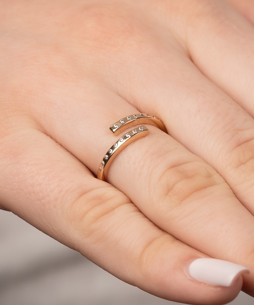 Kuldsõrmus tsirkoonidega