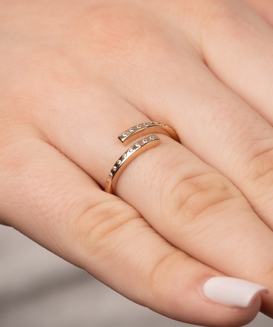 Kuldsõrmus tsirkoonidega