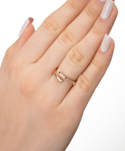 Kuldsõrmus tsirkoonidega