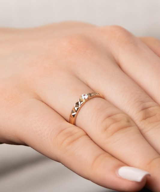 Kuldsõrmus tsirkooniga