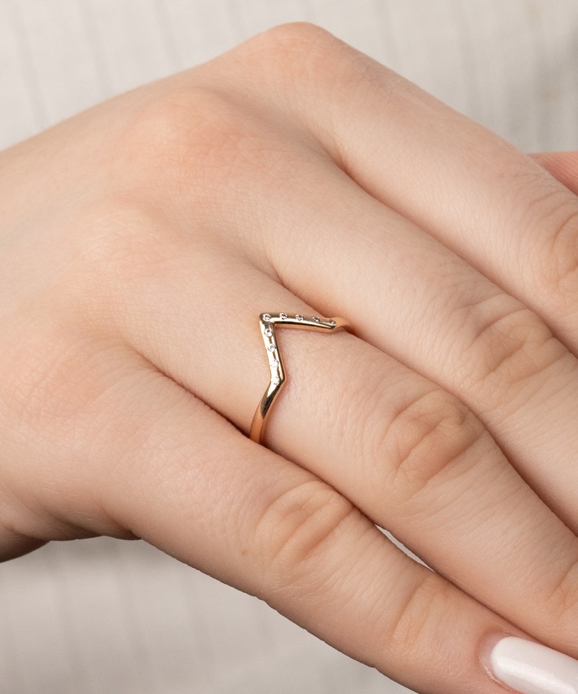 Kuldsõrmus tsirkoonidega