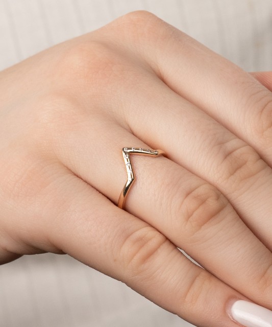 Kuldsõrmus tsirkoonidega