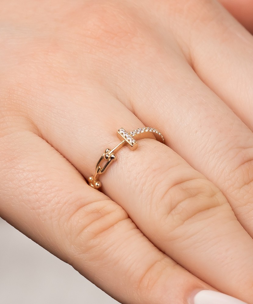 Kuldsõrmus tsirkoonidega