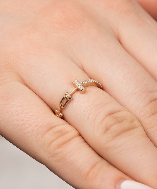 Kuldsõrmus tsirkoonidega