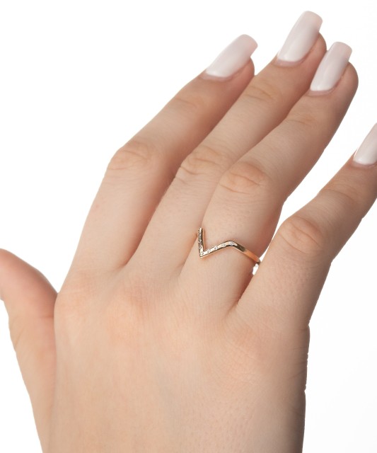 Kuldsõrmus tsirkoonidega