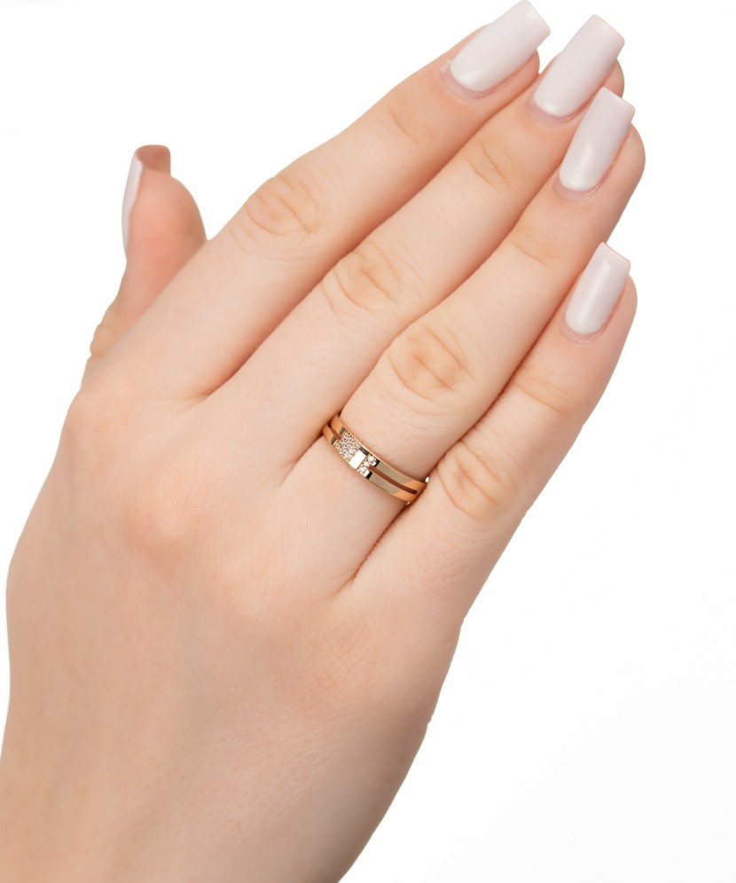 Kuldsõrmus tsirkoonidega