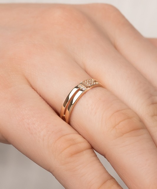 Kuldsõrmus tsirkoonidega