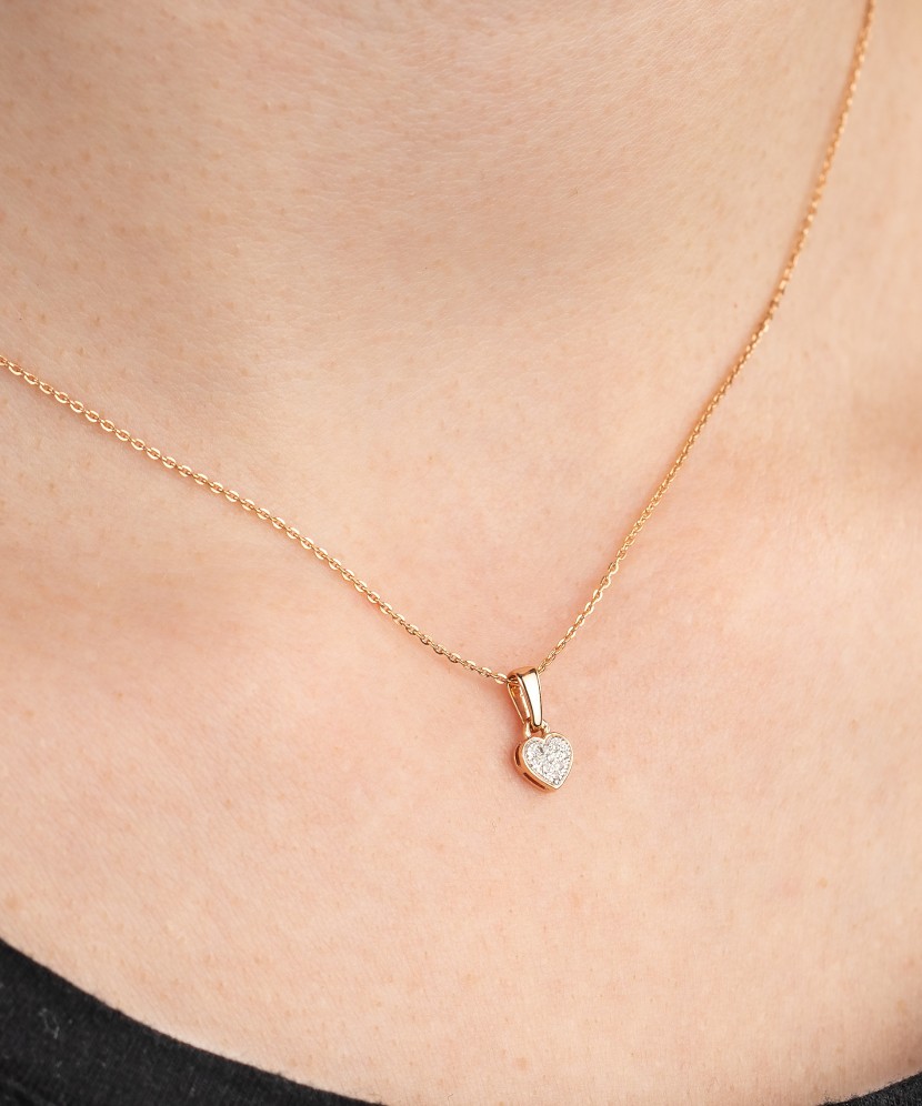 Valgest kullast ripats briljantidega