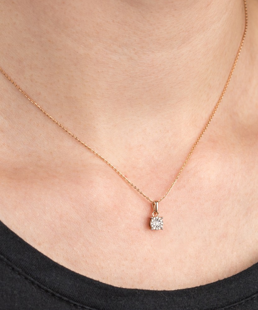 Valgest kullast ripats briljantidega