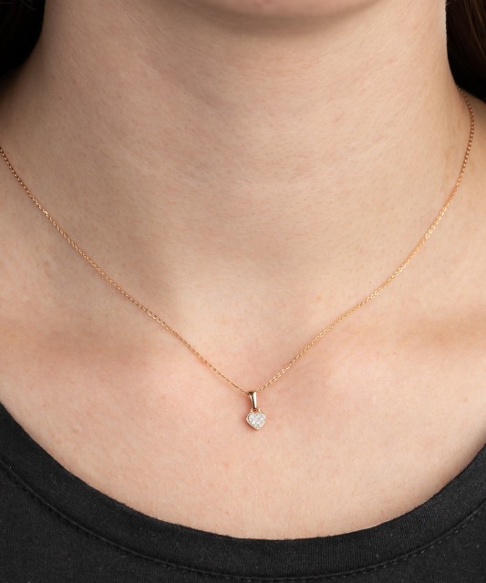 Valgest kullast ripats briljantidega