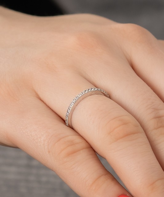 Valgest kullast sõrmus tsirkoonidega