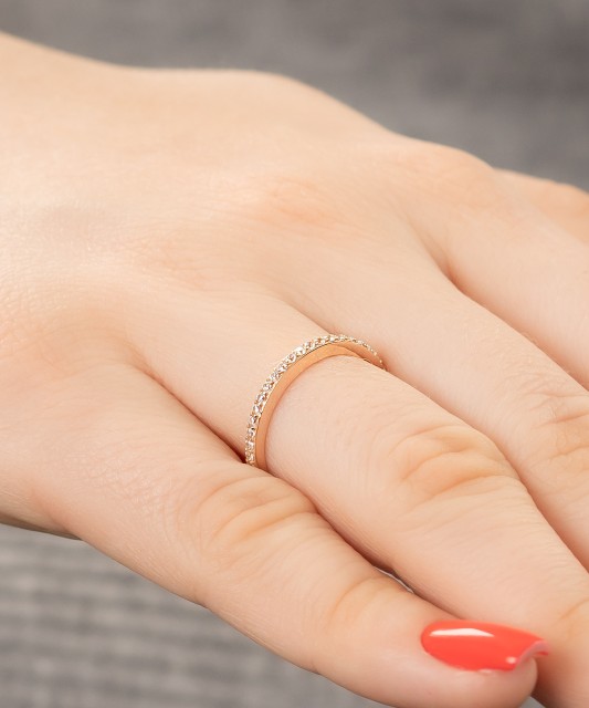 Kuldsõrmus tsirkoonidega