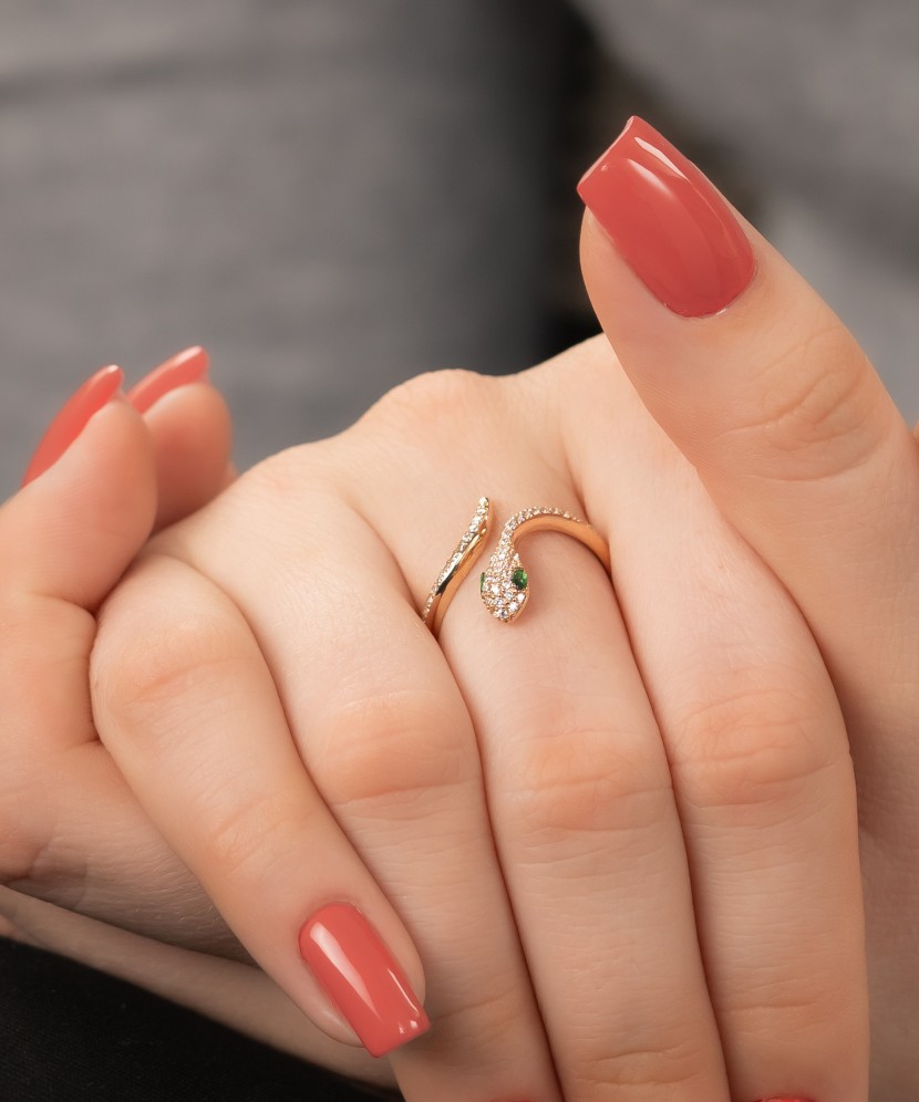 Kuldsõrmus tsirkoonidega