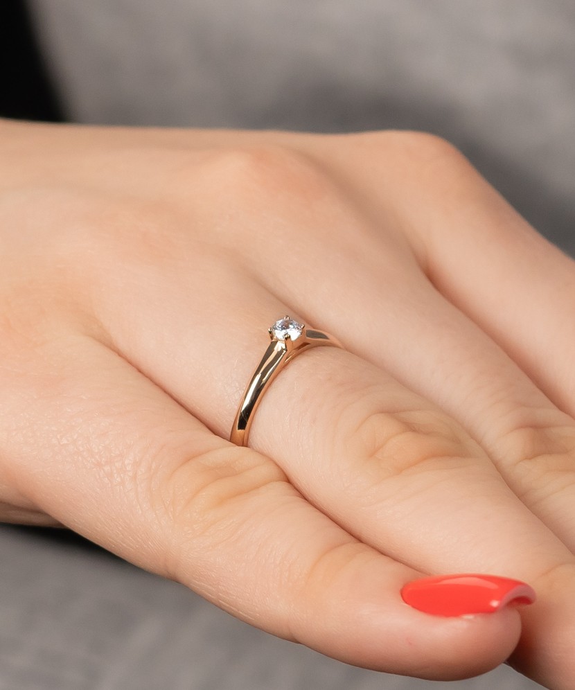 Kuldsõrmus tsirkooniga