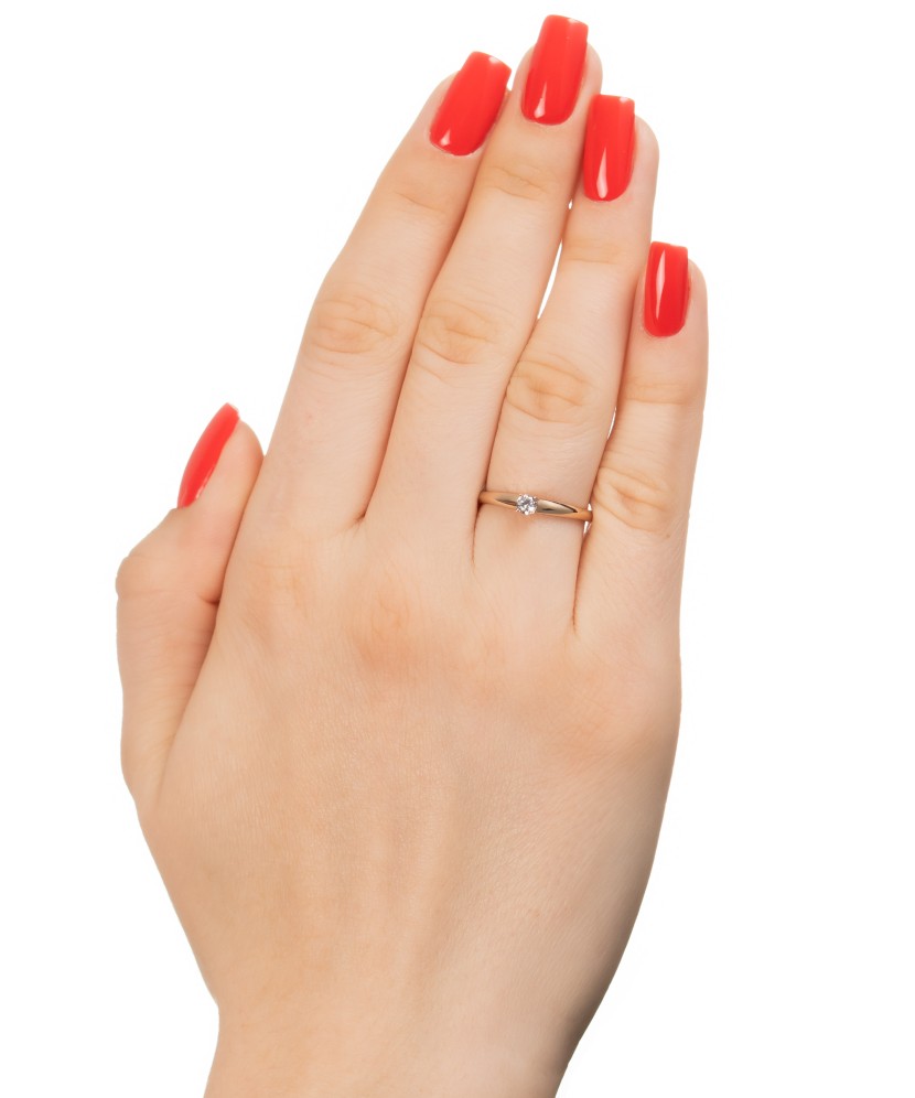 Kuldsõrmus tsirkooniga