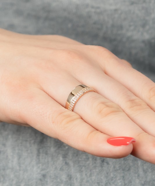 Kuldsõrmus tsirkoonidega