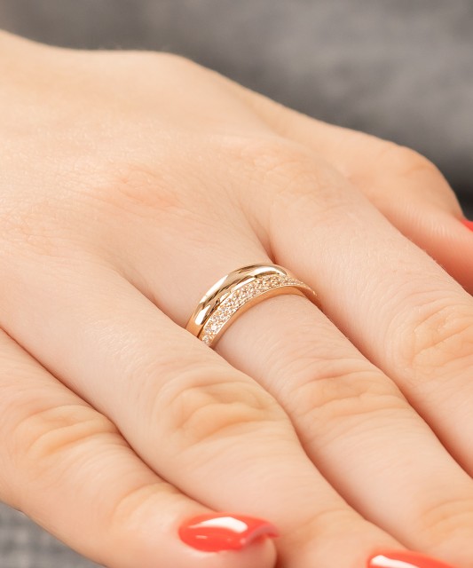 Kuldsõrmus tsirkoonidega