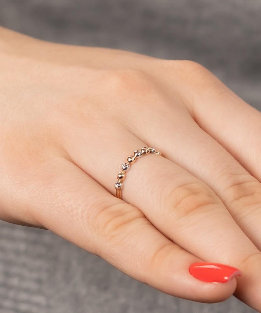 Kuldsõrmus tsirkoonidega