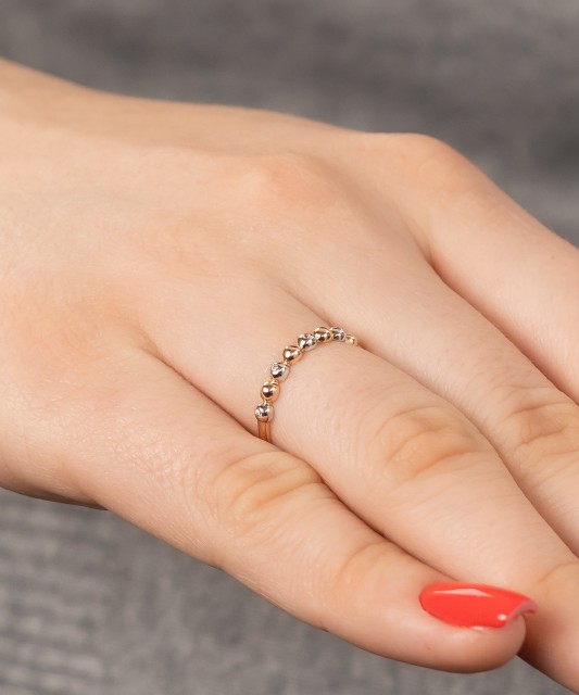 Kuldsõrmus tsirkoonidega