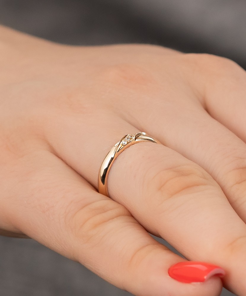 Kuldsõrmus tsirkoonidega