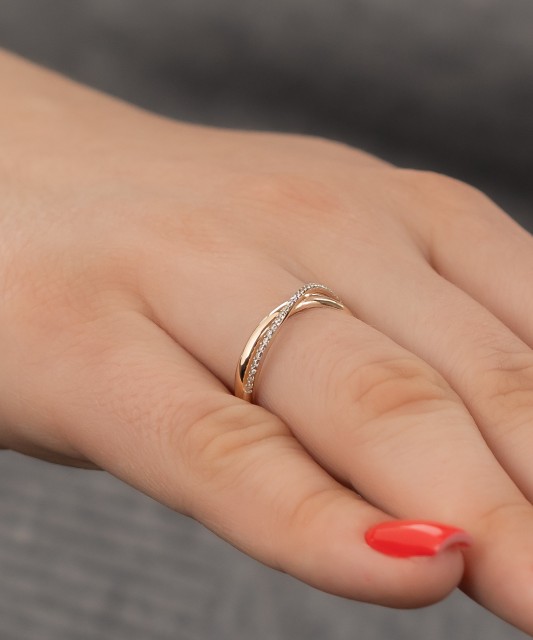 Kuldsõrmus tsirkoonidega