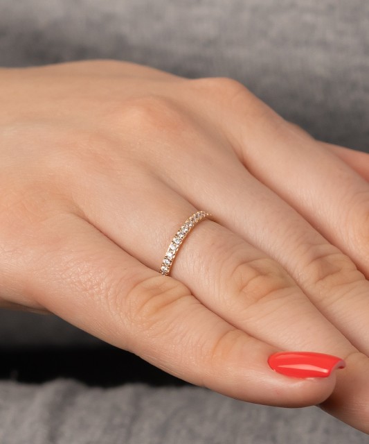 Kuldsõrmus tsirkoonidega