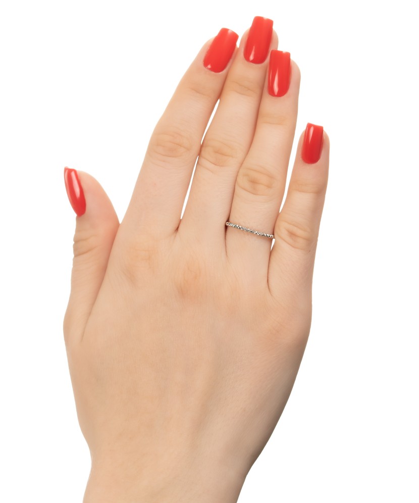 Valgest kullast sõrmus