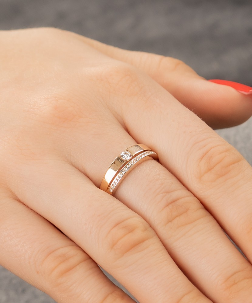 Kuldsõrmus tsirkoonidega