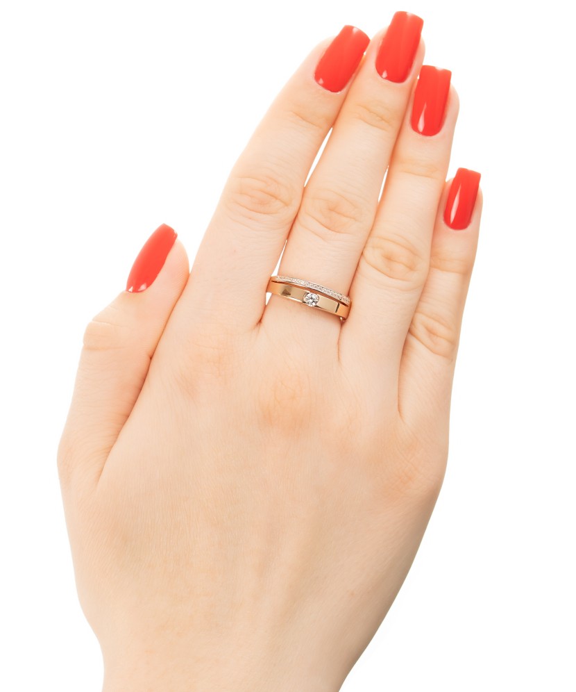 Kuldsõrmus tsirkoonidega