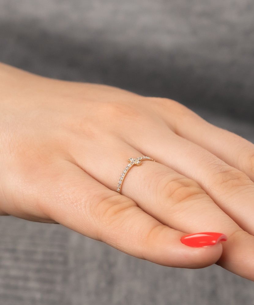 Kuldsõrmus tsirkoonidega