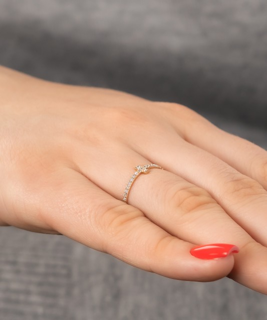 Kuldsõrmus tsirkoonidega