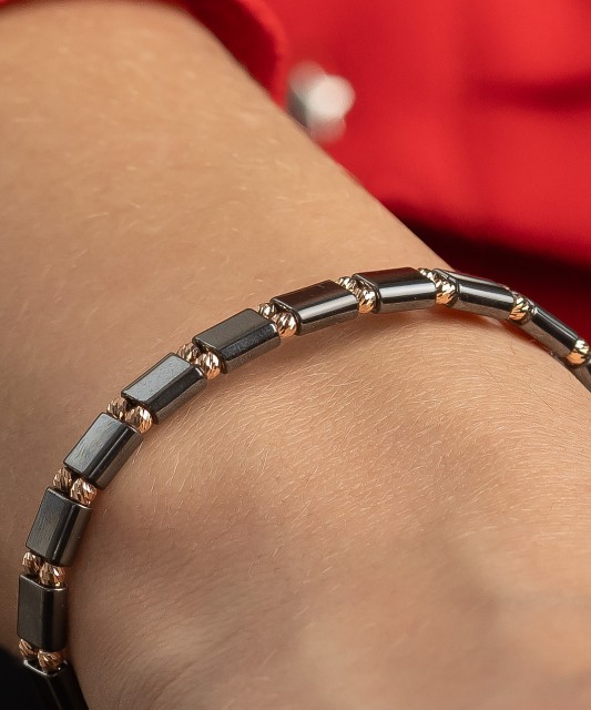 Браслет из чёрной нити с вставками из золота и гематита