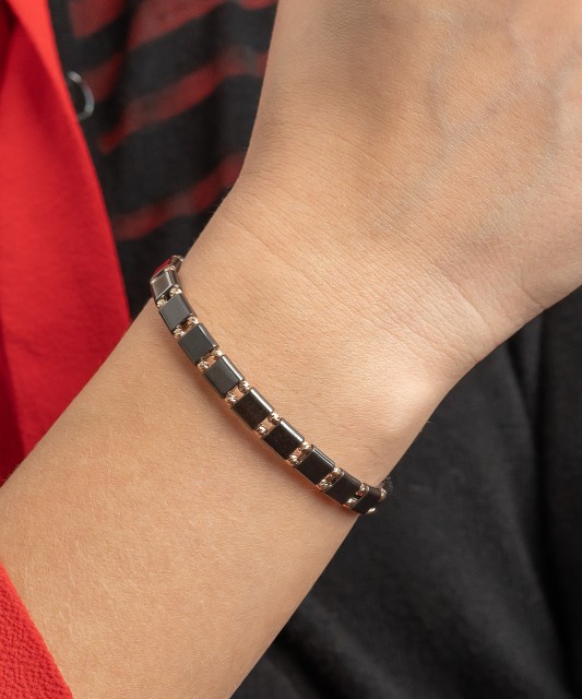 Mustast lõngast käevõru kulla ja Hematiitidega