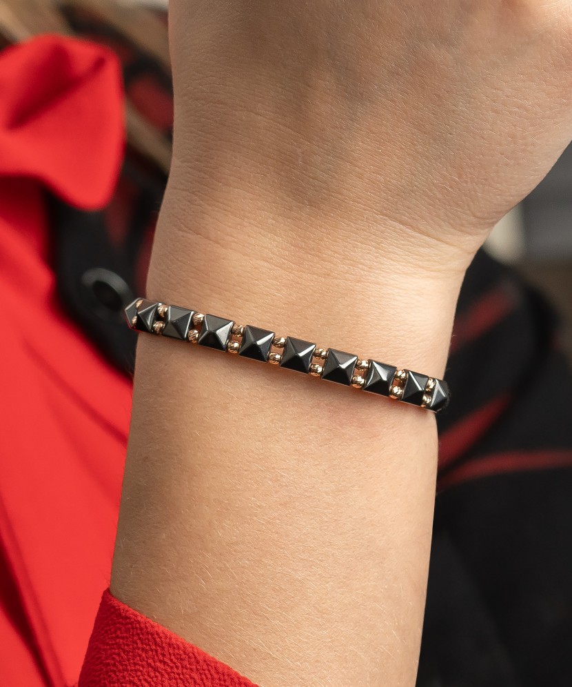 Mustast lõngast käevõru kulla ja Hematiitidega