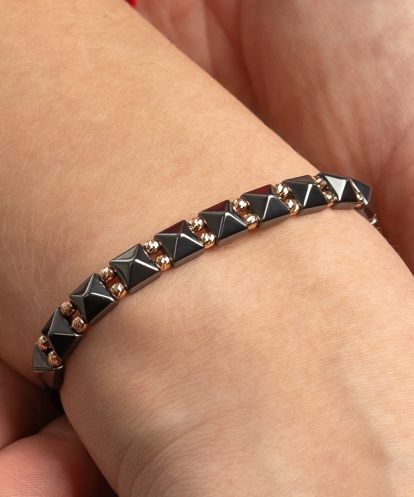 Браслет из черной нити с золотом и гематитами