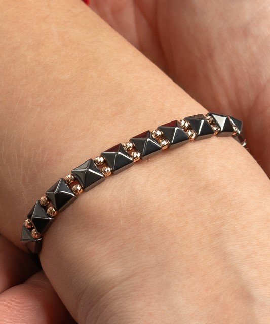 Браслет из черной нити с золотом и гематитами