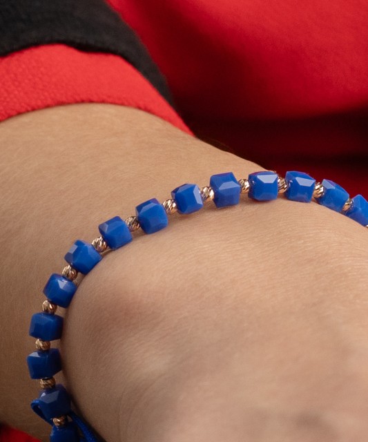 Sinisest lõngast käevõru kulla ja oonüksitega