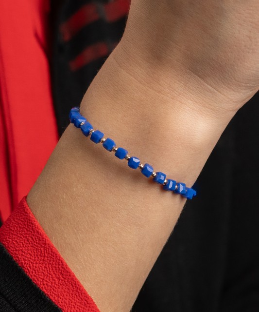 Sinisest lõngast käevõru kulla ja oonüksitega