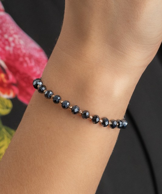 Браслет из чёрной нити с золотом и ониксами